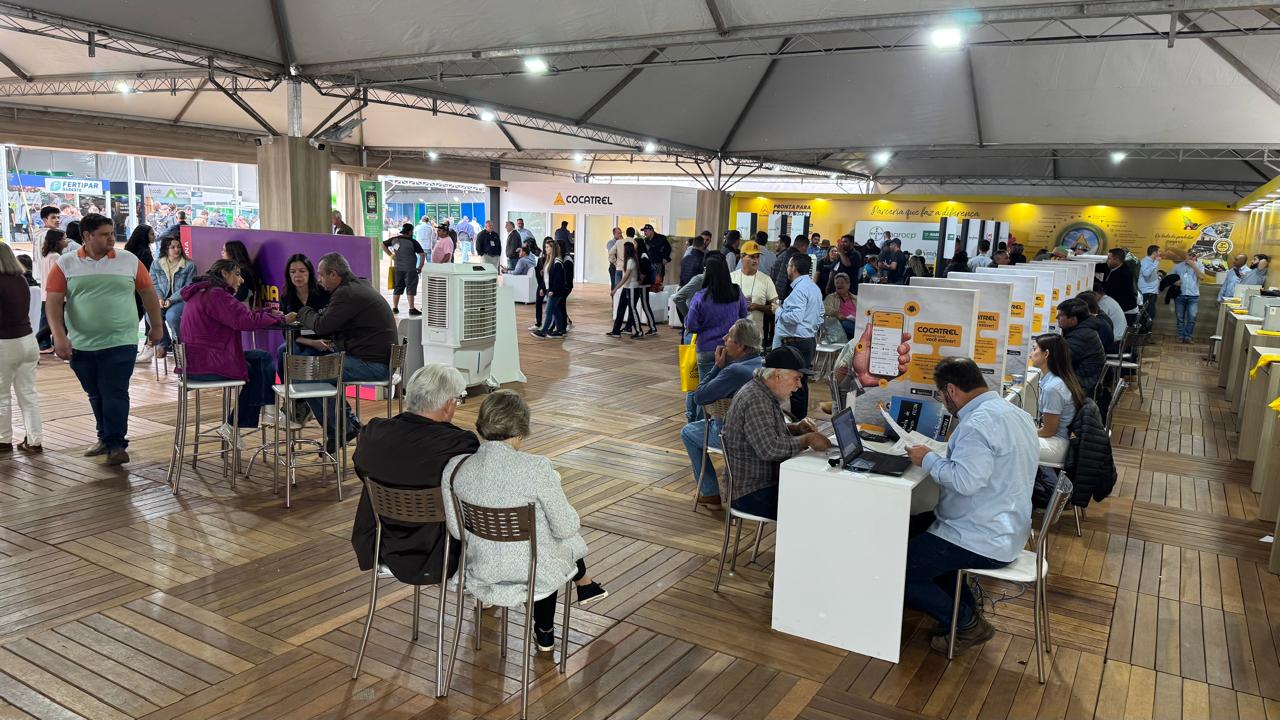Estande e atendimento durante a feira