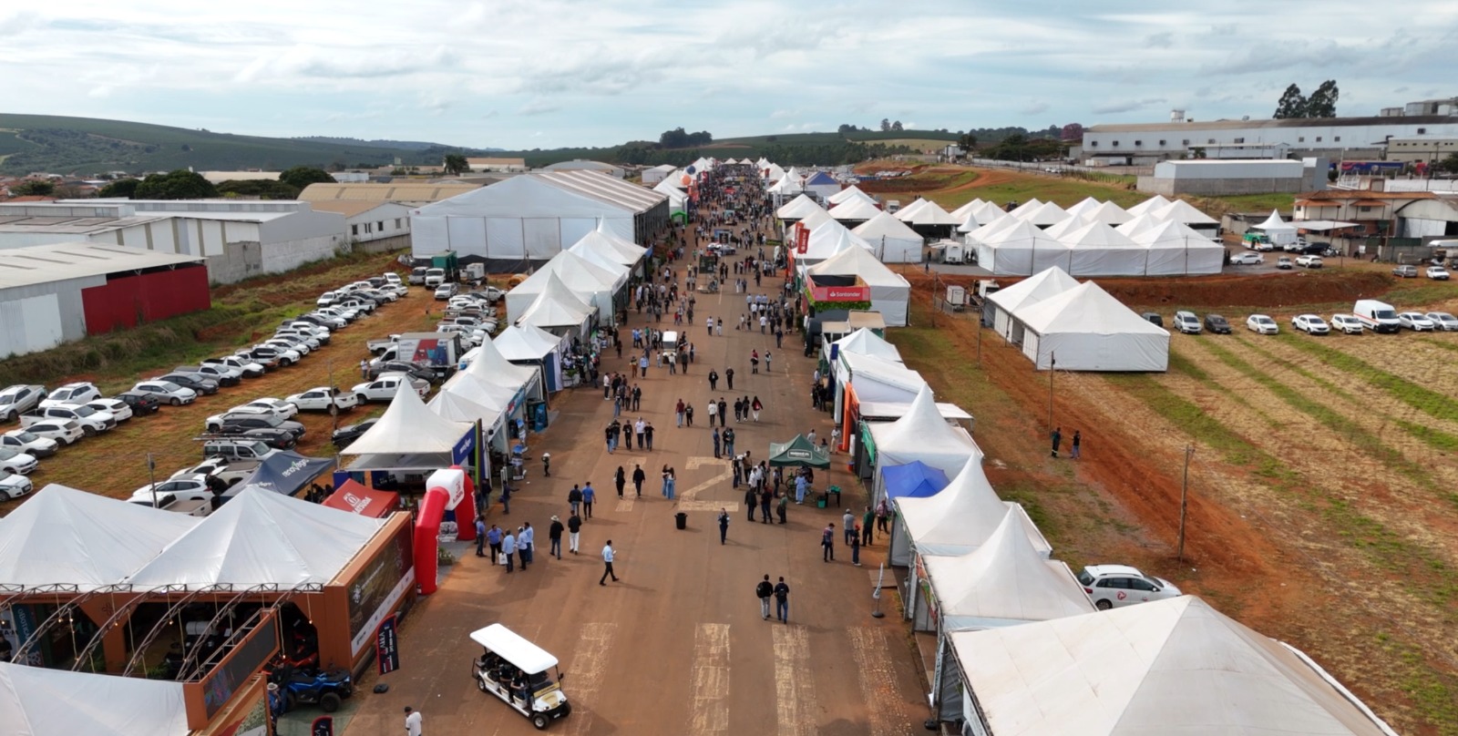 Vista aérea da feira e estandes